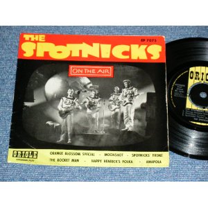 画像: SPOTNICKS, The - ON THE AIR ( Ex++/Ex+++ ) / 1963 UK ENGLAND ORIGINAL Used 7" EP  with PICTURE SLEEVE 