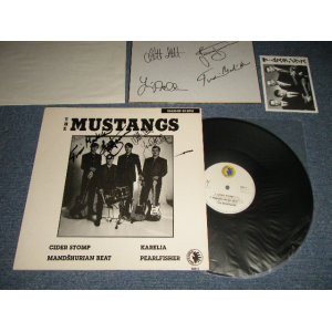 画像: The MUSTANGS - MAXI-EP 45 RPM (With AUTO GRAPHED SIGNED 直筆サイン入り色紙 + POST CARD) (Ex++/MINT)  / 1986 FINLAND ORIGINAL Used 12" EP