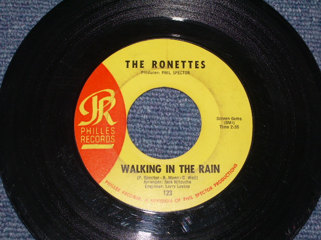 画像: THE RONETTES - WALKING IN THE RAIN ( VG+++/Ex+) /  1964 US ORIGINAL   7" SINGLE  With PICTURE SLEEVE