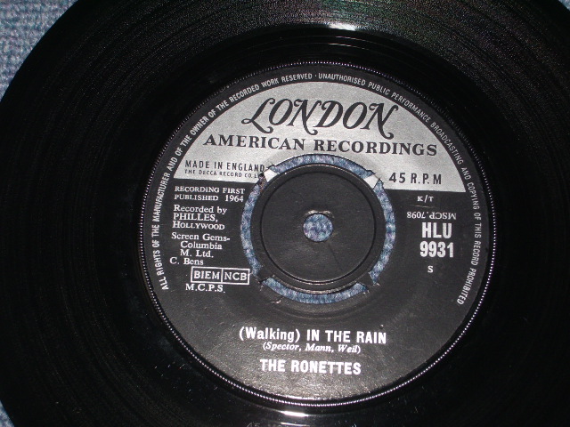 画像: THE RONETTES - WALKING IN THE RAIN /  1964 UK ORIGINAL 7" SINGLE  With Company Sleeve 