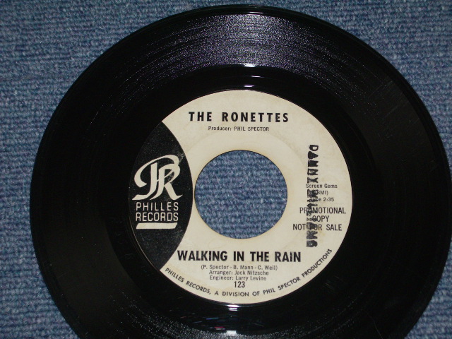 画像: THE RONETTES - WALKING IN THE RAIN ( Ex/Ex) /  1964 US ORIGINAL White Label Promo  7" SINGLEB With PICTURE SLEEVE